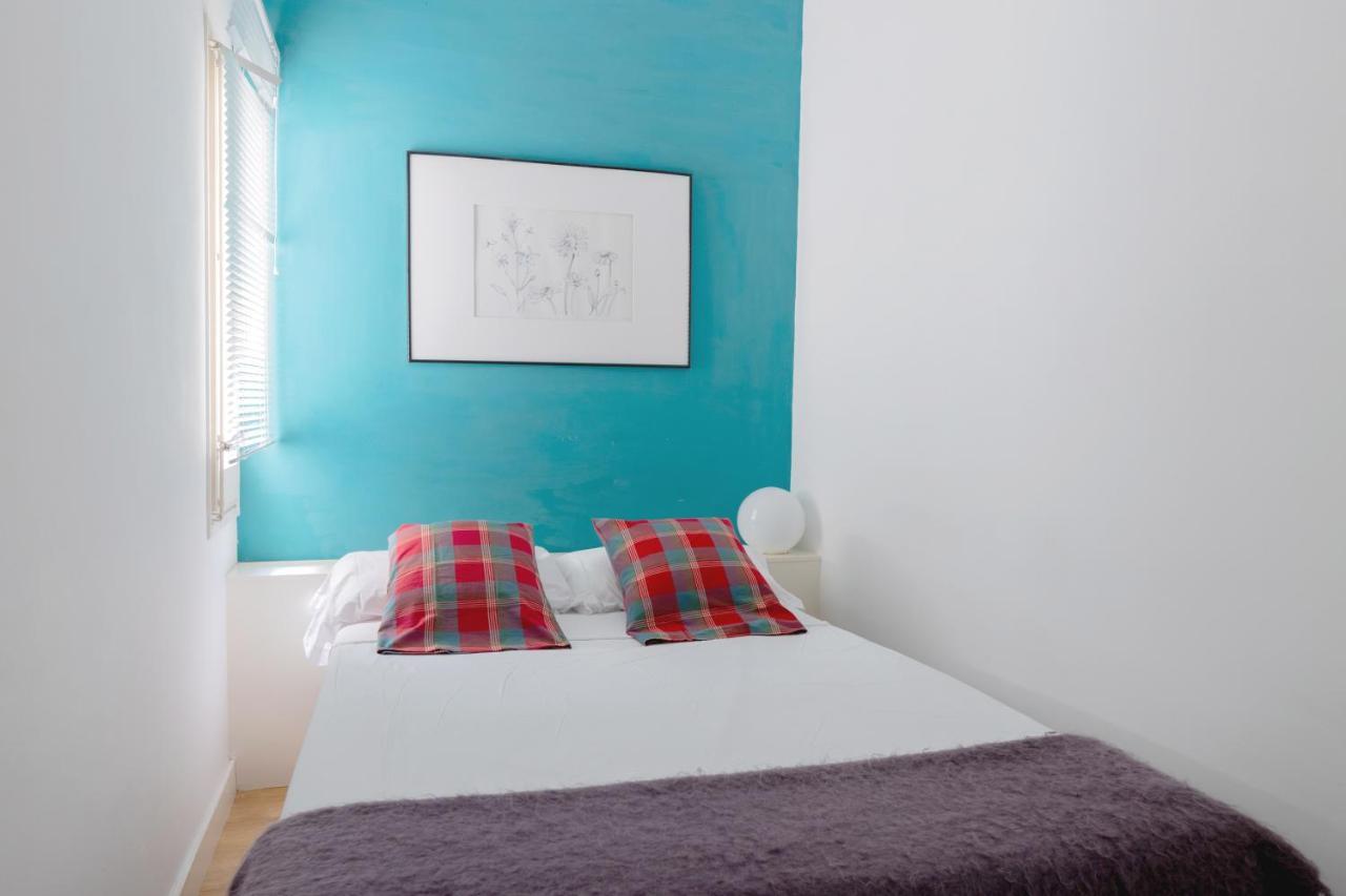 Lodging Apartments Guell Gaudi Barcelona Bagian luar foto