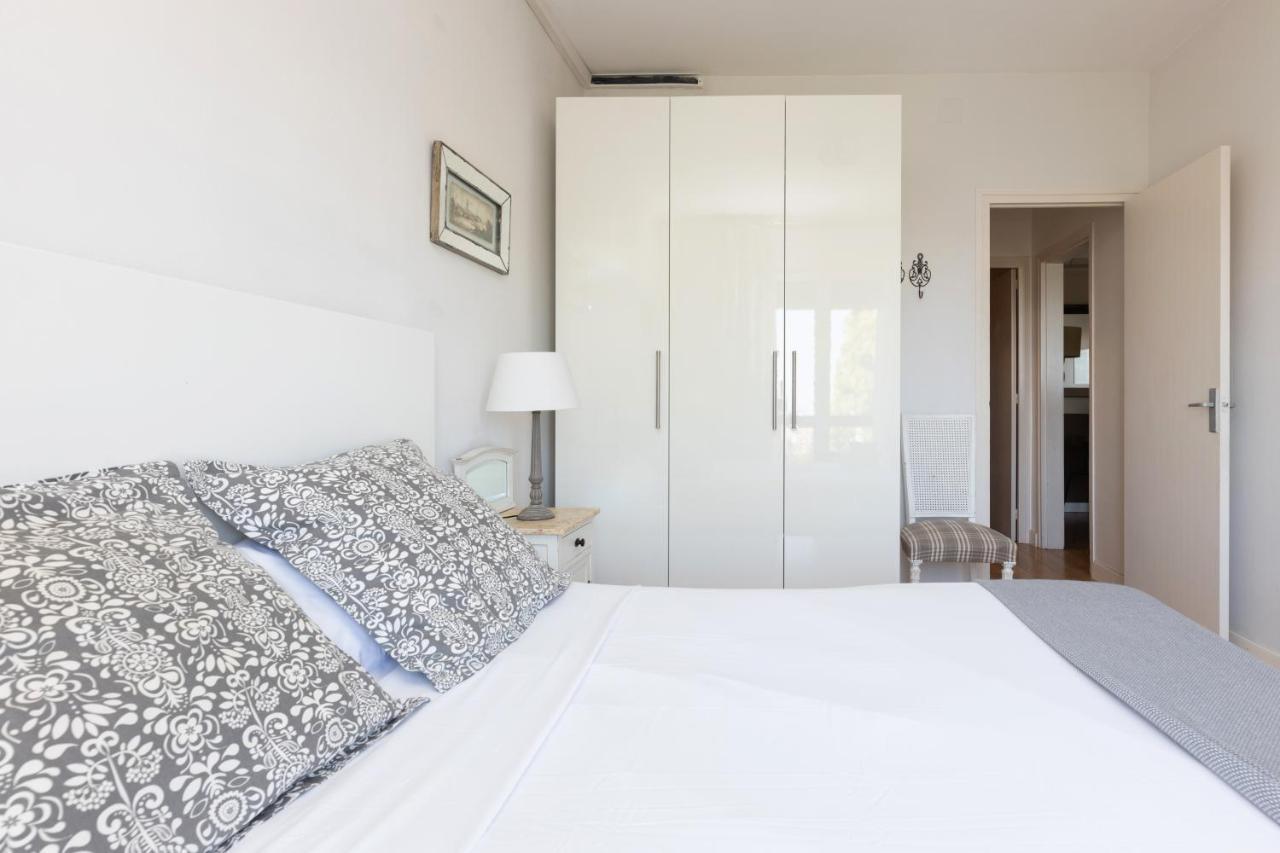 Lodging Apartments Guell Gaudi Barcelona Bagian luar foto