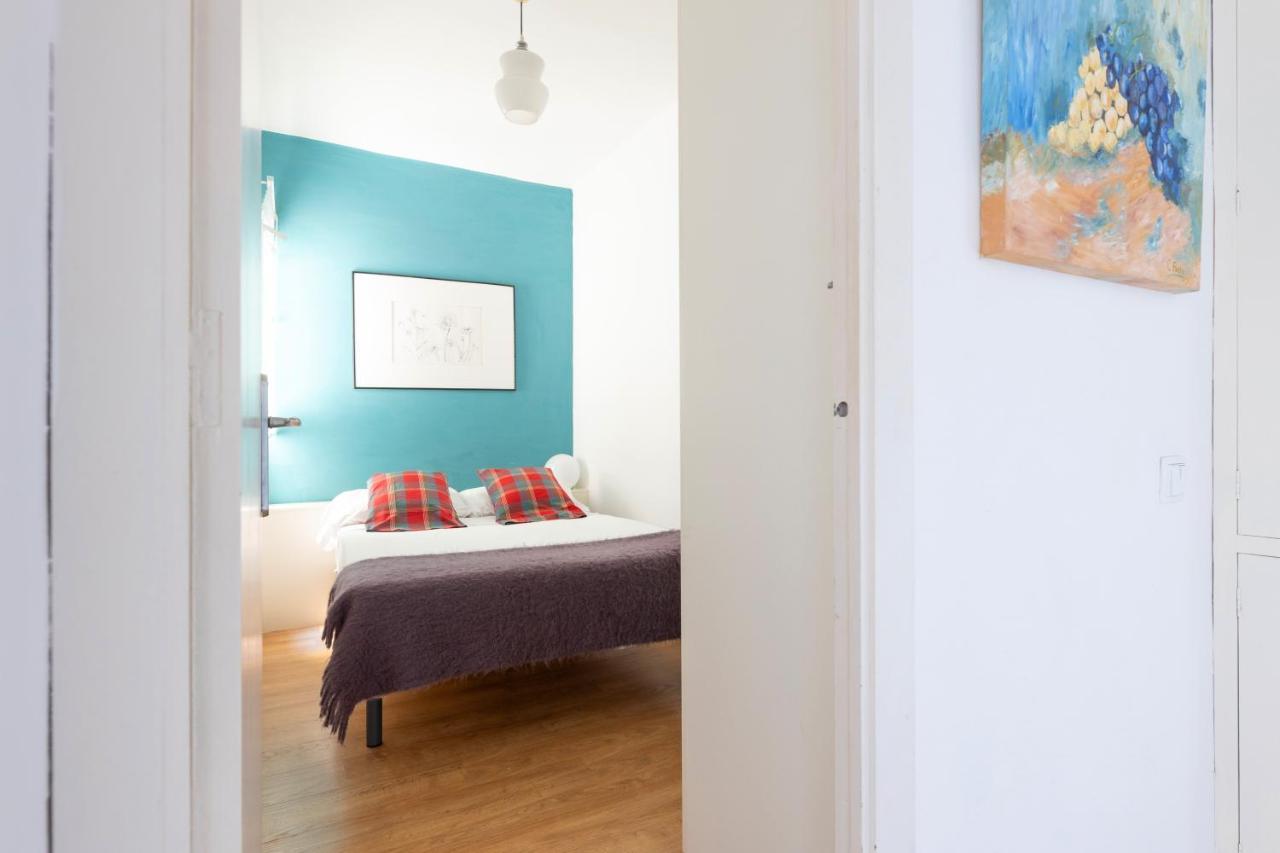 Lodging Apartments Guell Gaudi Barcelona Bagian luar foto