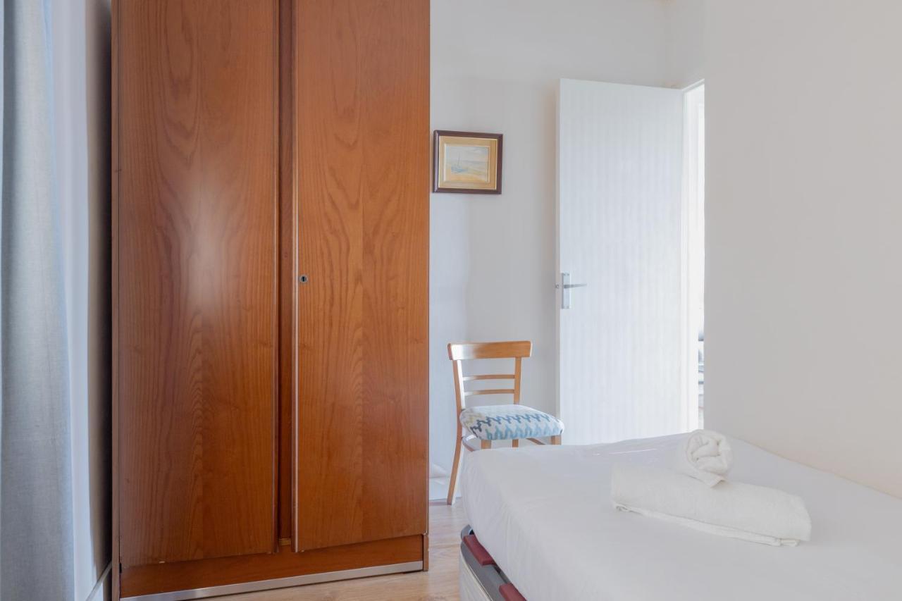 Lodging Apartments Guell Gaudi Barcelona Bagian luar foto