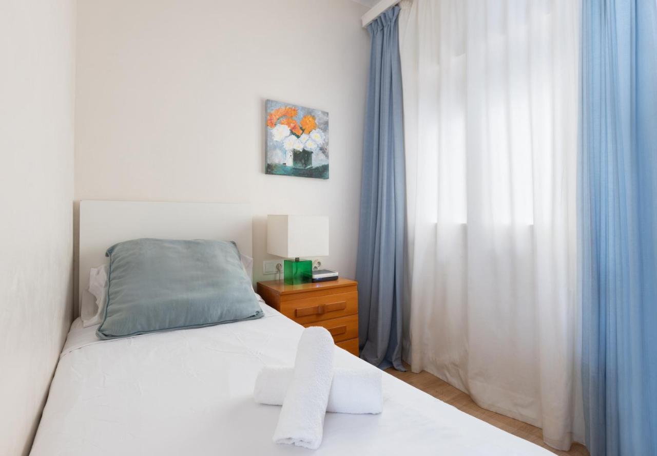 Lodging Apartments Guell Gaudi Barcelona Bagian luar foto