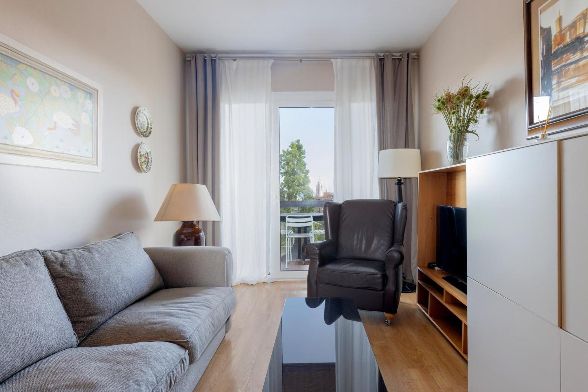 Lodging Apartments Guell Gaudi Barcelona Bagian luar foto
