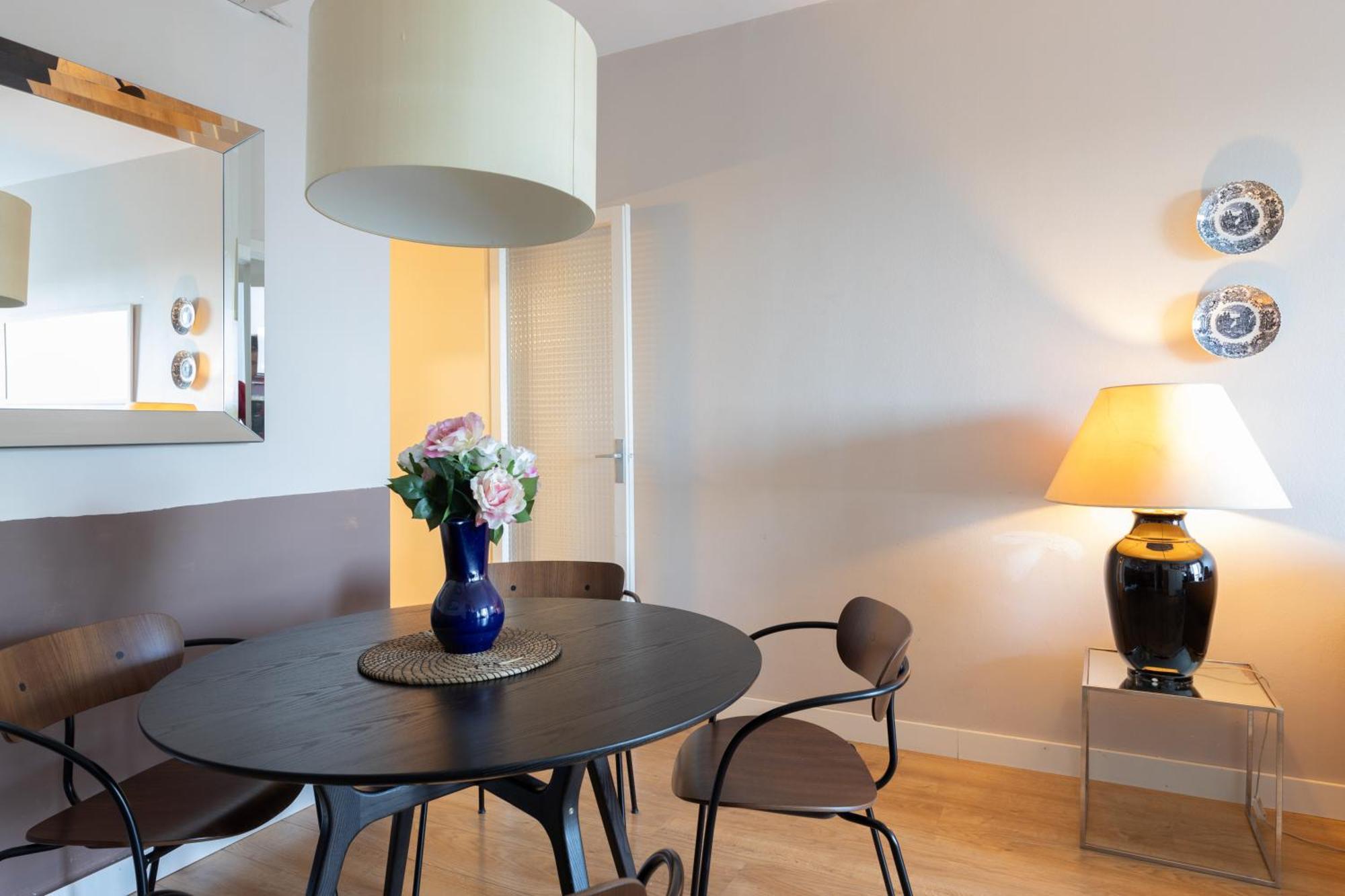 Lodging Apartments Guell Gaudi Barcelona Bagian luar foto