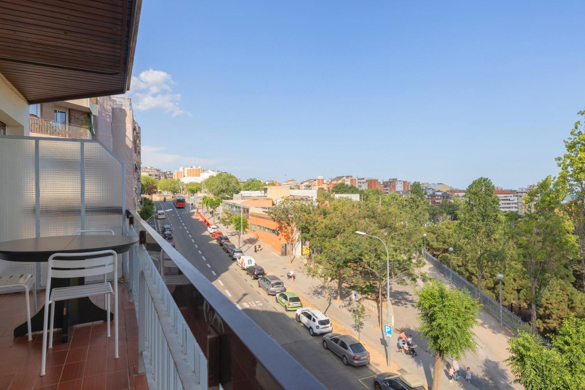 Lodging Apartments Guell Gaudi Barcelona Bagian luar foto