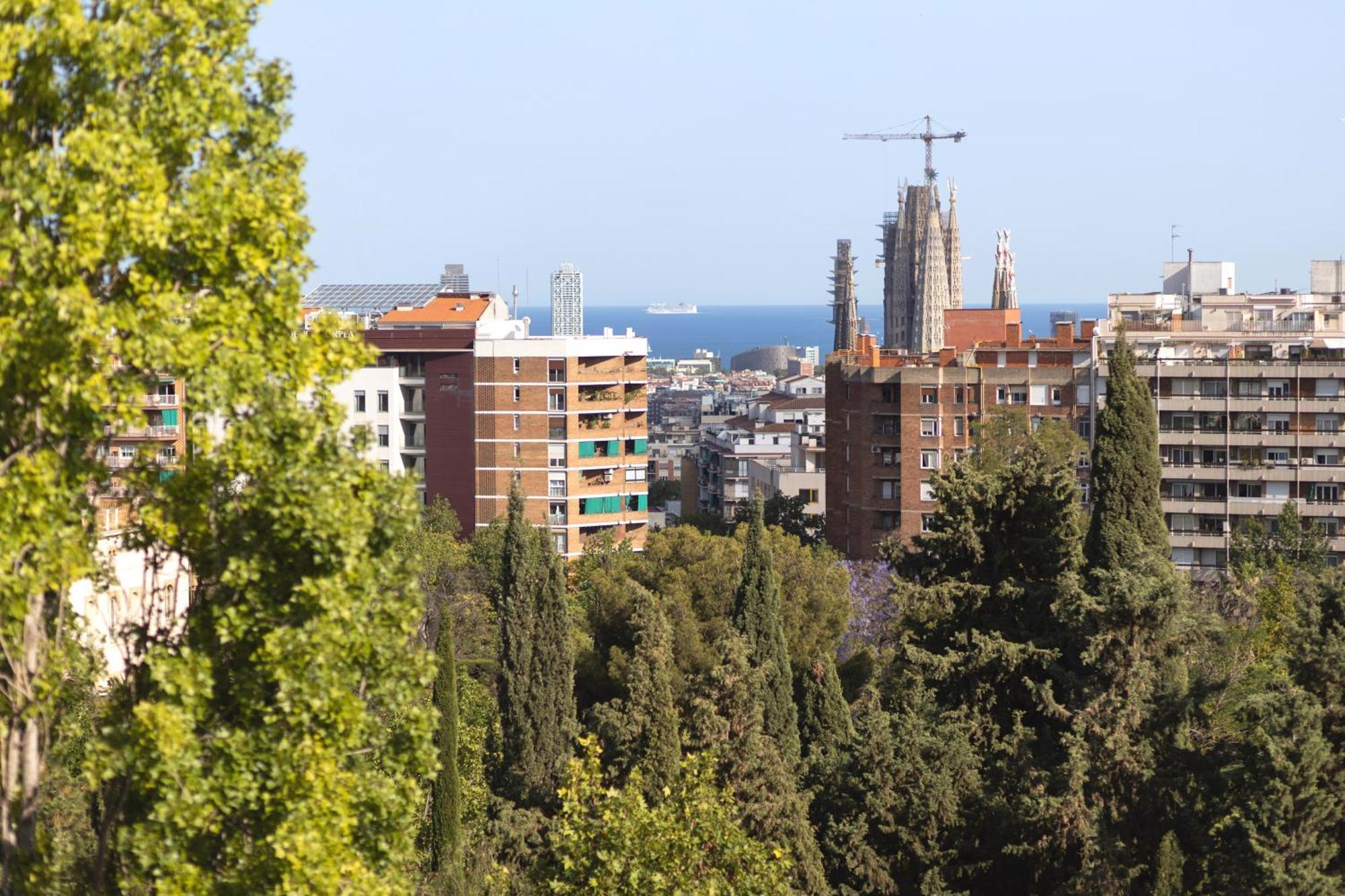 Lodging Apartments Guell Gaudi Barcelona Bagian luar foto